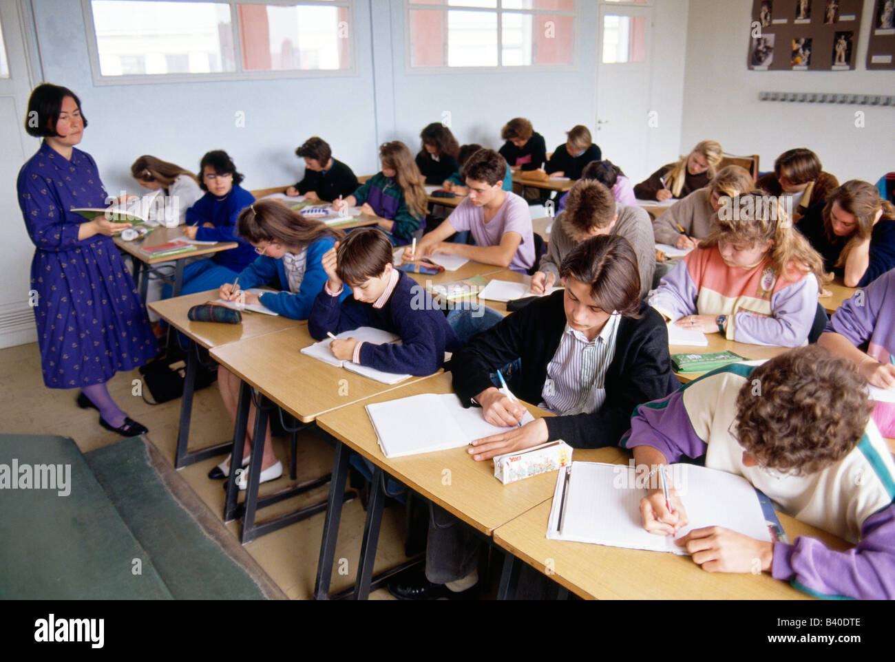 Enseignant et jeunes garçons et filles dans une école publique française, l'Union européenne, Normandie, France Banque D'Images