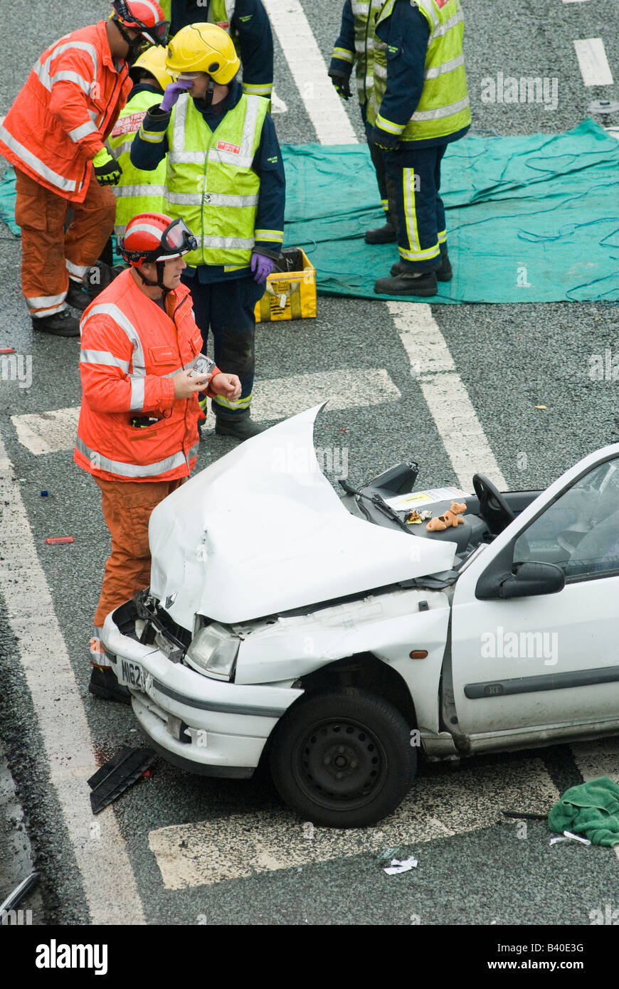 Services d'urgence ayant assisté à un accident de la route sur l'autoroute M1 à Leicestershire, East Midlands, Royaume-Uni Banque D'Images