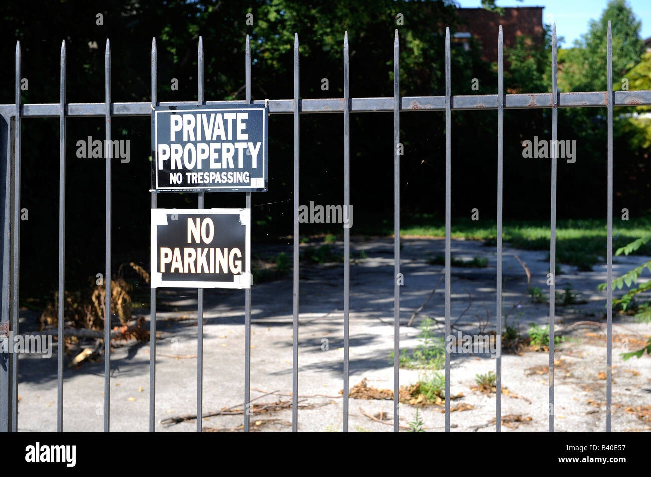 La propriété privée aucune intrusion parking sign sur gate Banque D'Images