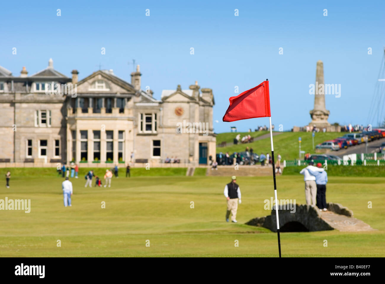 Des golfeurs sur le célèbre Old Course à St Andrews, Écosse avec Aplenty Poivron Bridge au premier plan Banque D'Images