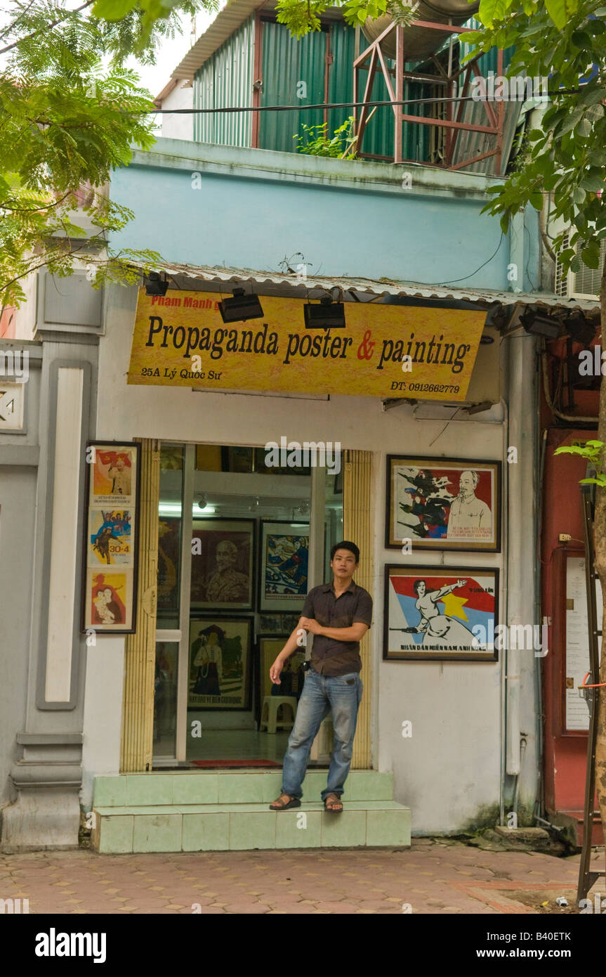 Propriétaire d'une boutique de l'Art de la propagande en face de sa galerie, Hanoi, Vietnam Banque D'Images