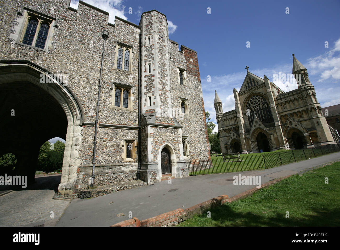 Ville de St Albans, Angleterre. L'Abbaye Gateway et façade ouest de la cathédrale anglicane et l'église de l'abbaye de St Albans. Banque D'Images