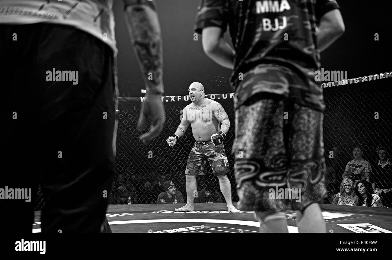 Fighter Cage en action lors d'une cage Wars concours tenu à Brahead arena de Glasgow les combattants de MMA (Mixed Martial Arts fighters Banque D'Images