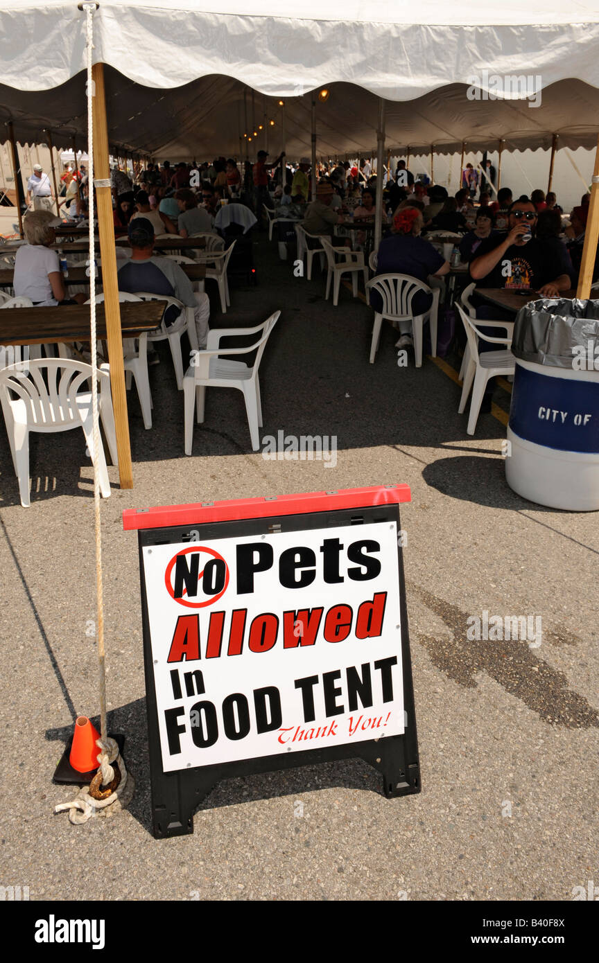 Panneau interdisant l'animal à une alimentation secteur des tentes lors d'un festival Banque D'Images