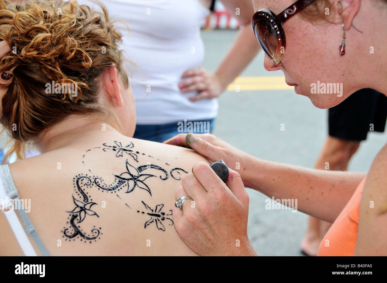 Les Femmes Ayant Un Tatouage Temporaire Peint Sur Son Dos