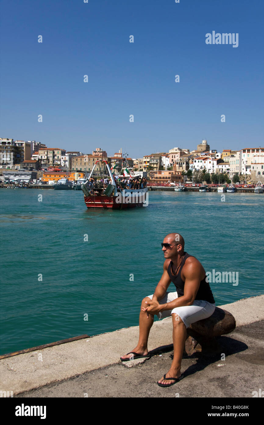 L'homme assis sur le quai de Termoli durant la folk fest de san basso campobasso Molise Italie italia ue Banque D'Images