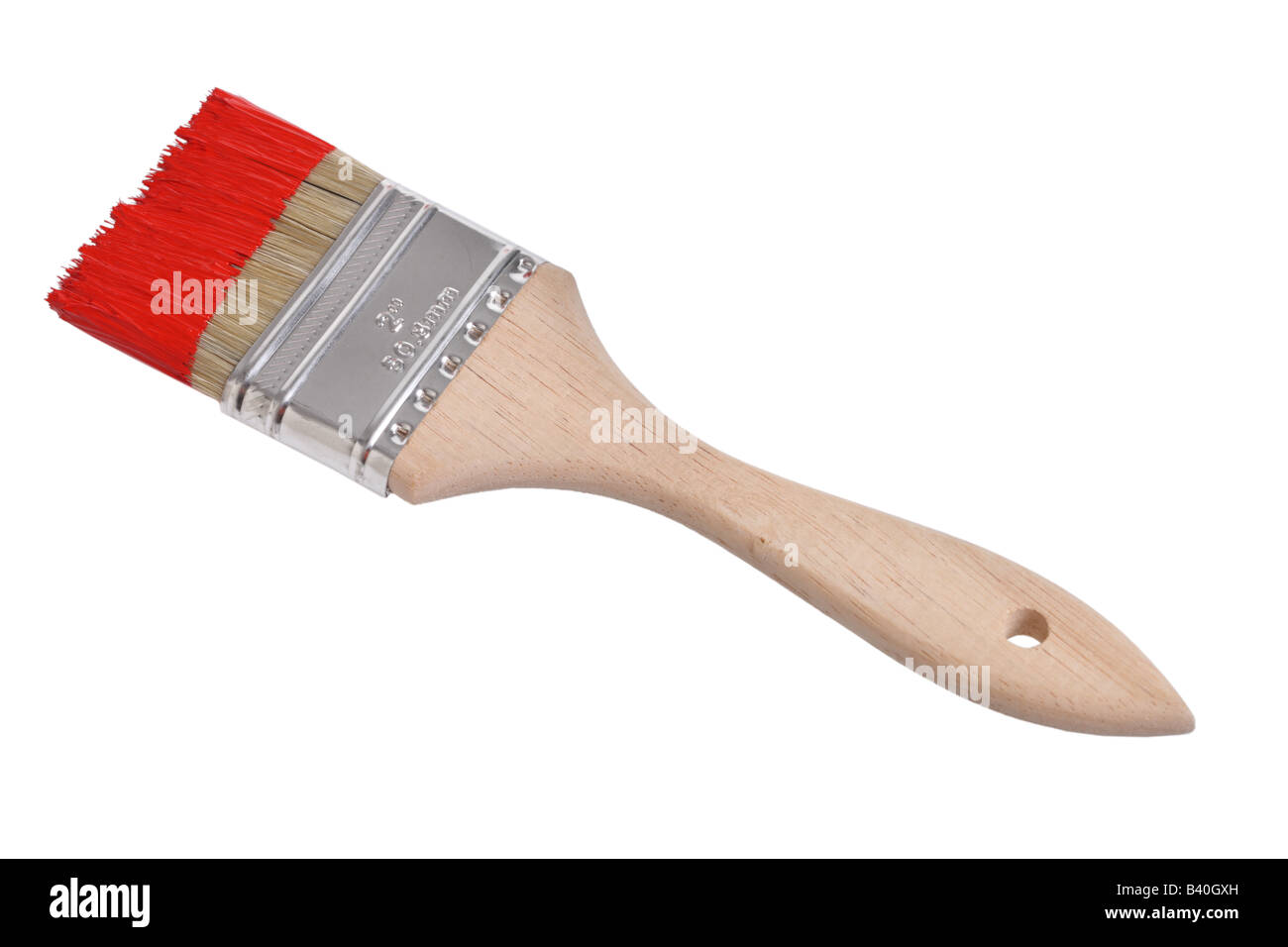 Le pinceau avec de la peinture rouge coupé isolé sur fond blanc Banque D'Images