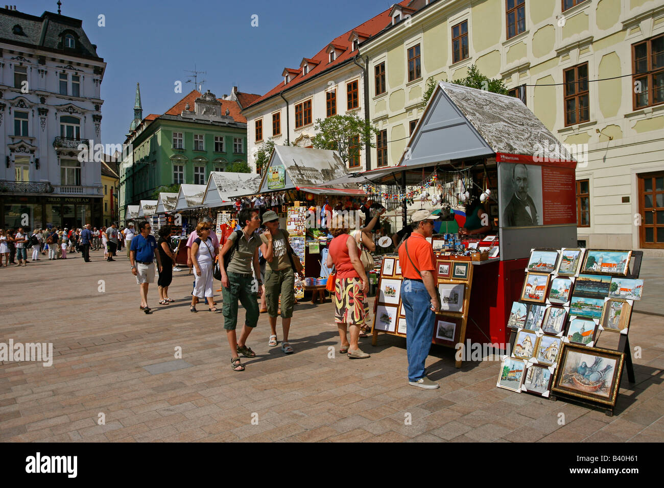 Des marchands de souvenirs en Hlavné Námestie Bratislava Slovaquie Banque D'Images
