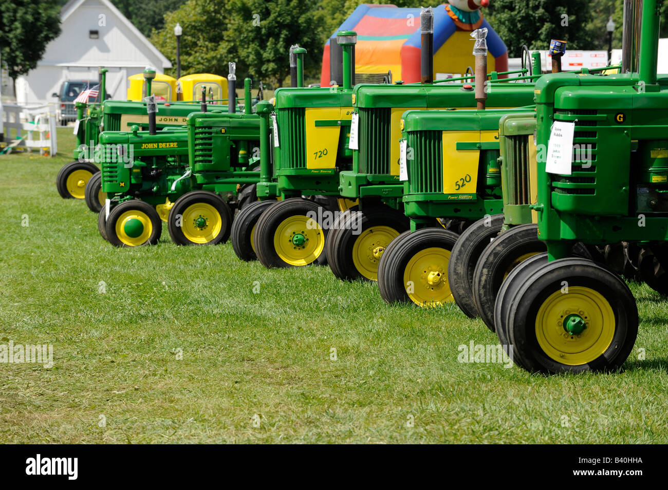 L'ancien patron de John Deer tracteurs de ferme sur l'affichage à l'ferme historique du Michigan de démonstration Banque D'Images