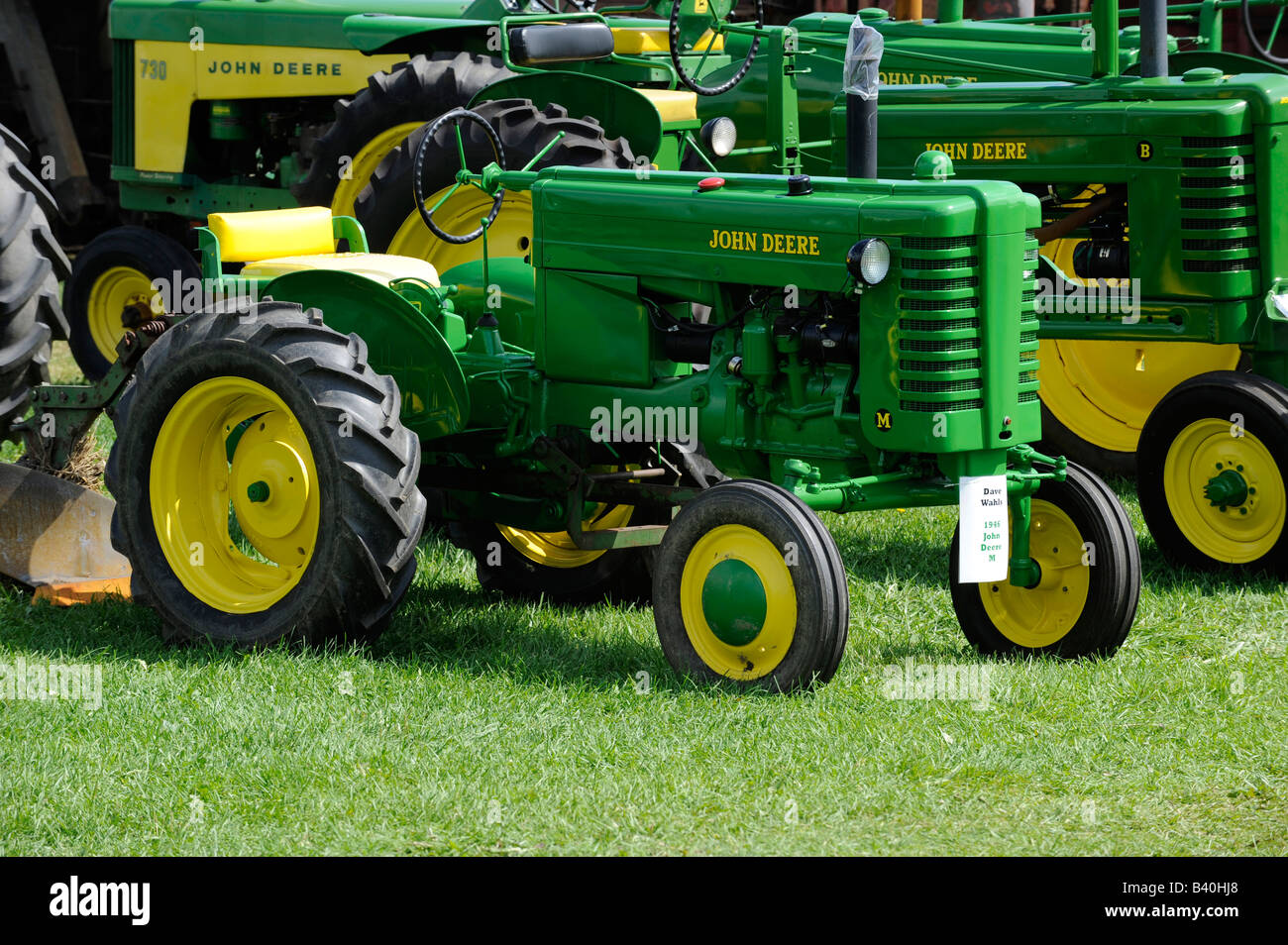 John Deer 1946 vieux tracteurs de ferme sur l'affichage à l'ferme historique du Michigan de démonstration Banque D'Images