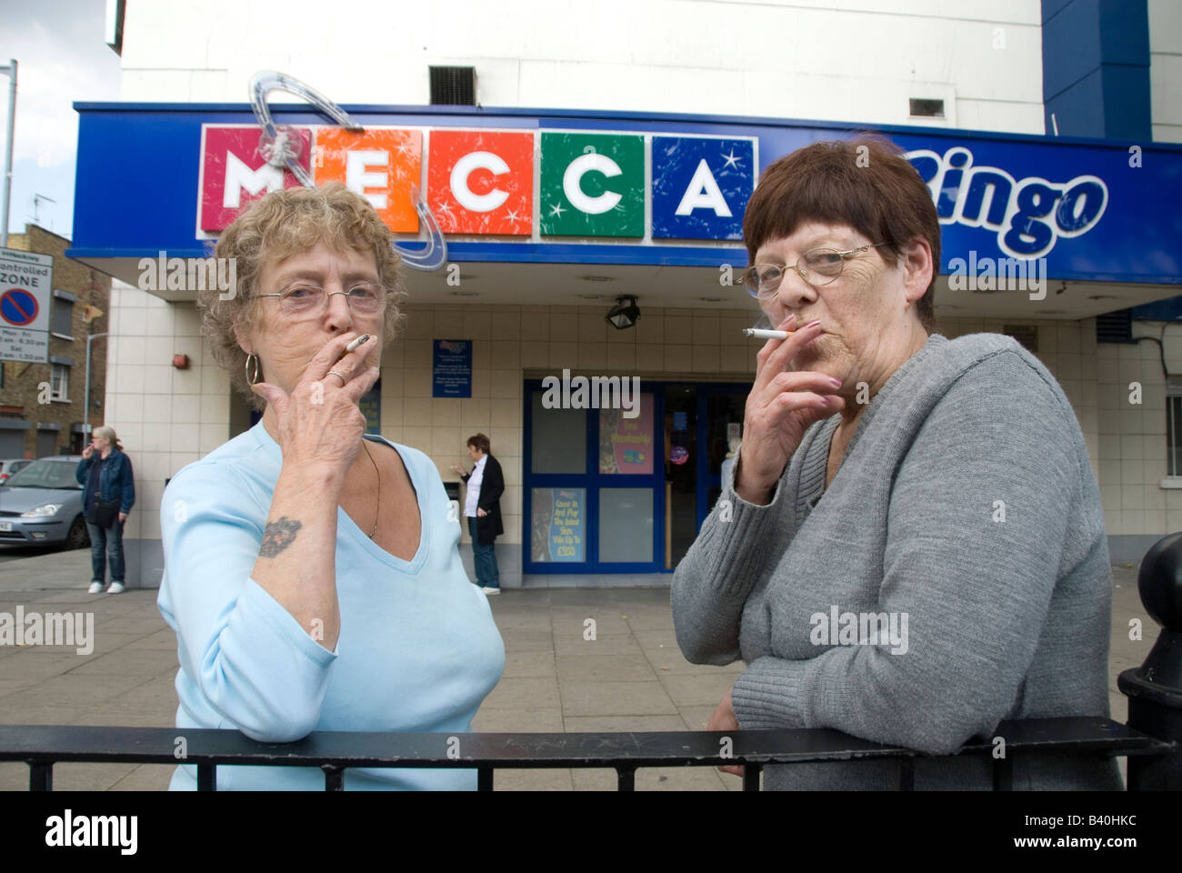 Londres Septembre 2008 Mecca Bingo Pat et Kay sur une pause-cigarette Banque D'Images