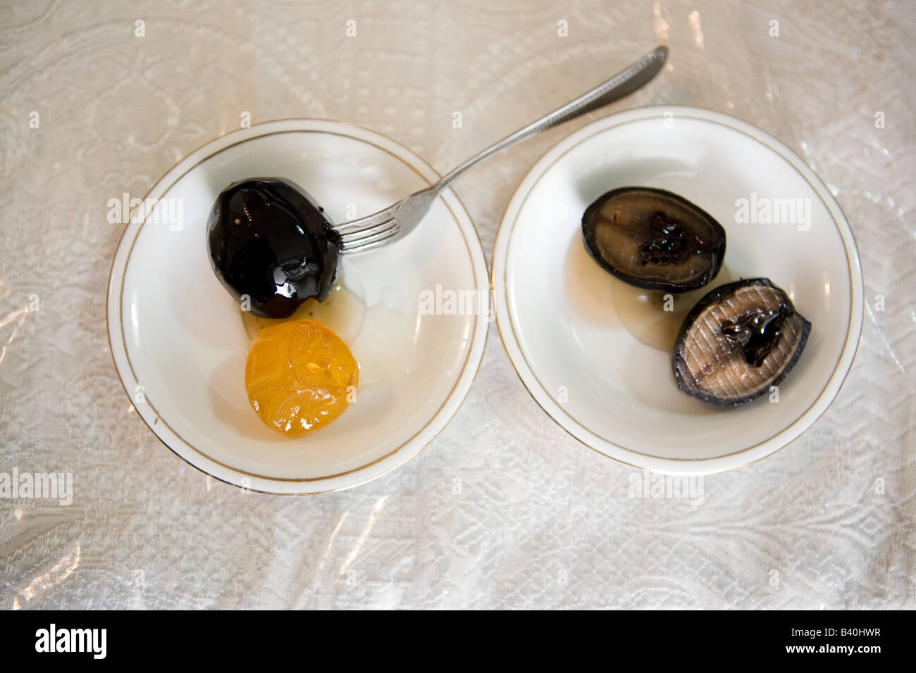 Un dessert chypriote, confit de noix entiers appelé karidaki confits et d'abricot. Banque D'Images