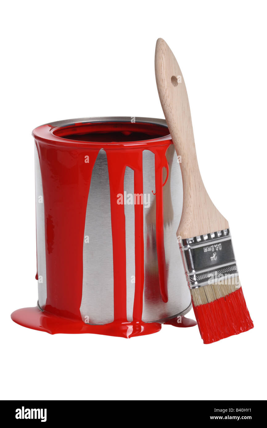 Peut de peinture rouge et pinceau découper isolé sur fond blanc Banque D'Images