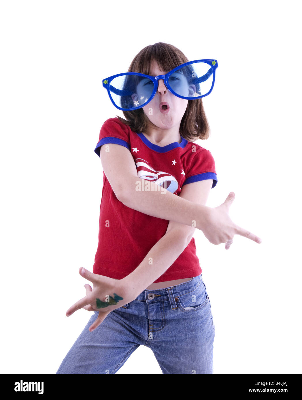 Jeune fille brune drôle avec de grandes lunettes bleu isolé sur fond blanc Banque D'Images