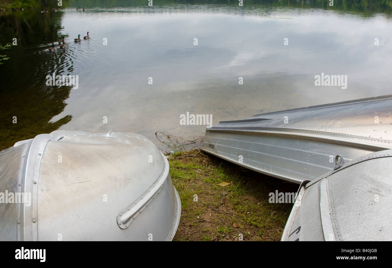Bateaux sur la rive d'un lac Banque D'Images