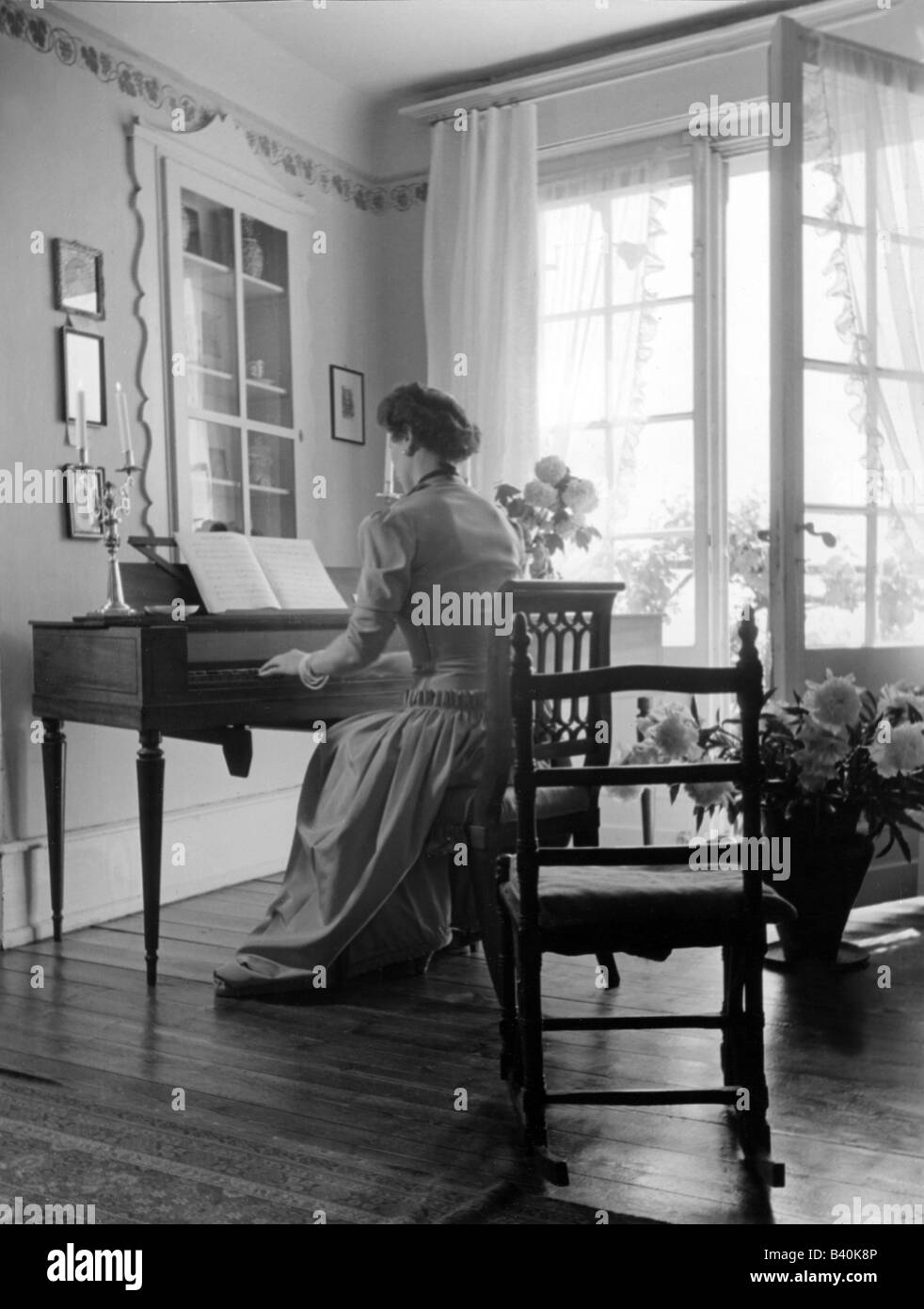 Droste-Huelshoff, Annette von, auteur/écrivain allemand, 10.1.1797 -  25.5.1848, Baronne Helen von Bothmer jouant son piano, vers les années 1950  Photo Stock - Alamy