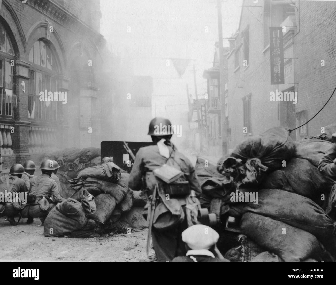 Géographie / voyages, Chine, politique, deuxième guerre sino-japonaise 1937 - 1945, fusillades de rue à Pating, vers 1938, soldats japonais, barrière, barricade, arme à feu, XXe siècle, historique, baoting, peuple, années 1930, Banque D'Images