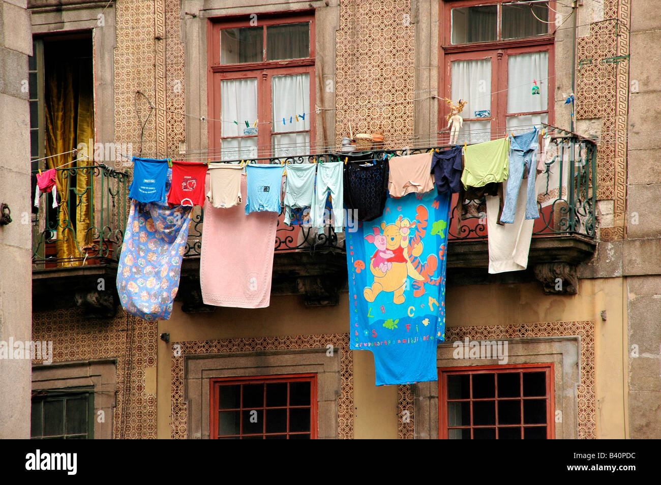 Suspendez les vêtements à sécher à partir d'un bloc d'appartements à Porto, Portugal. Banque D'Images