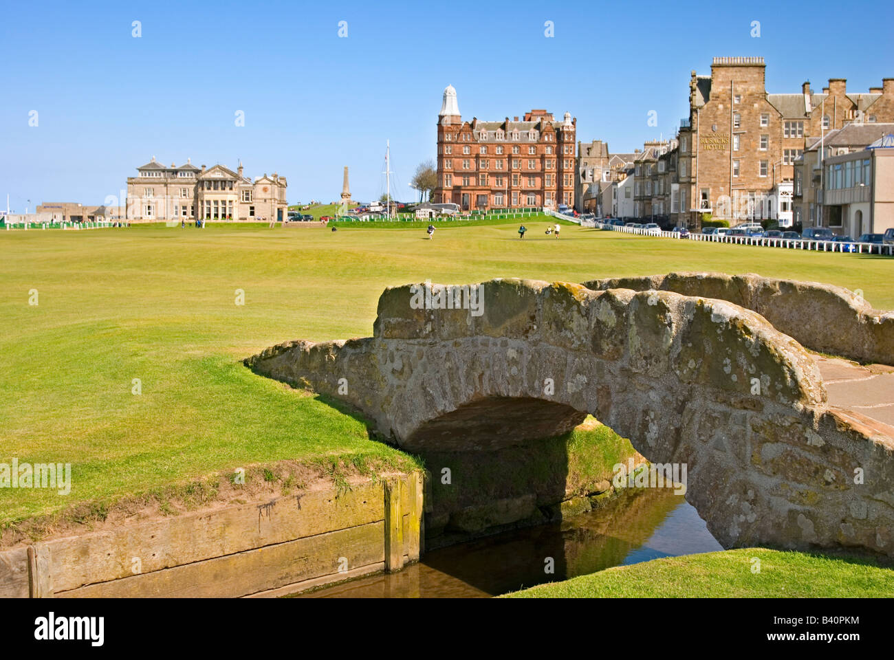 La célèbre Old Course à St Andrews, Écosse avec Aplenty Poivron Bridge au premier plan Banque D'Images