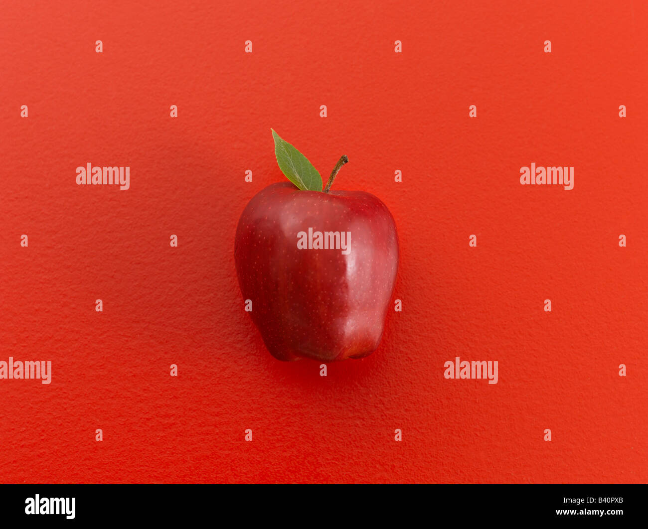 Pomme rouge sur fond rouge Banque D'Images