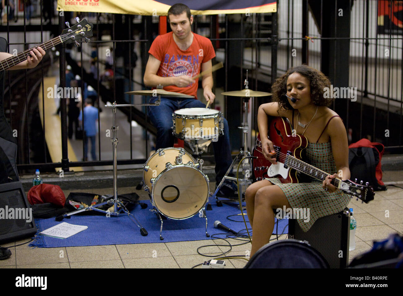 Susan Cagle et groupe sont MUNY interprètes dans le métro et les gares de contribuer à la culture musicale de la ville de New York Banque D'Images