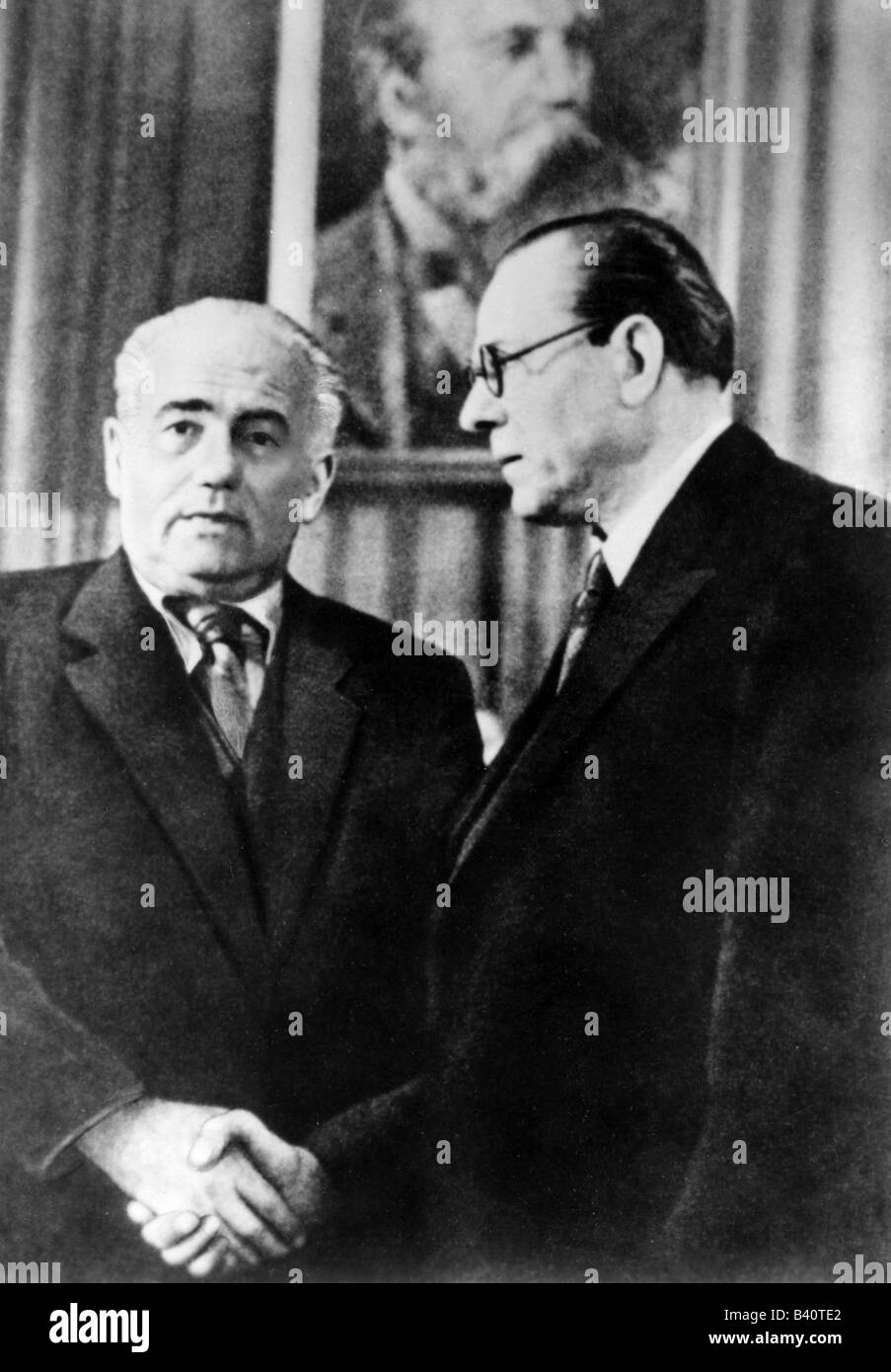 Pieck, Wilhelm, 3.1.1876 - 7.9.1960, politicien allemand, avec Otto Grotewohl, congrès du parti fondateur du Parti de l'unité socialiste d'Allemagne, Berlin, 21.4.1946, , Banque D'Images