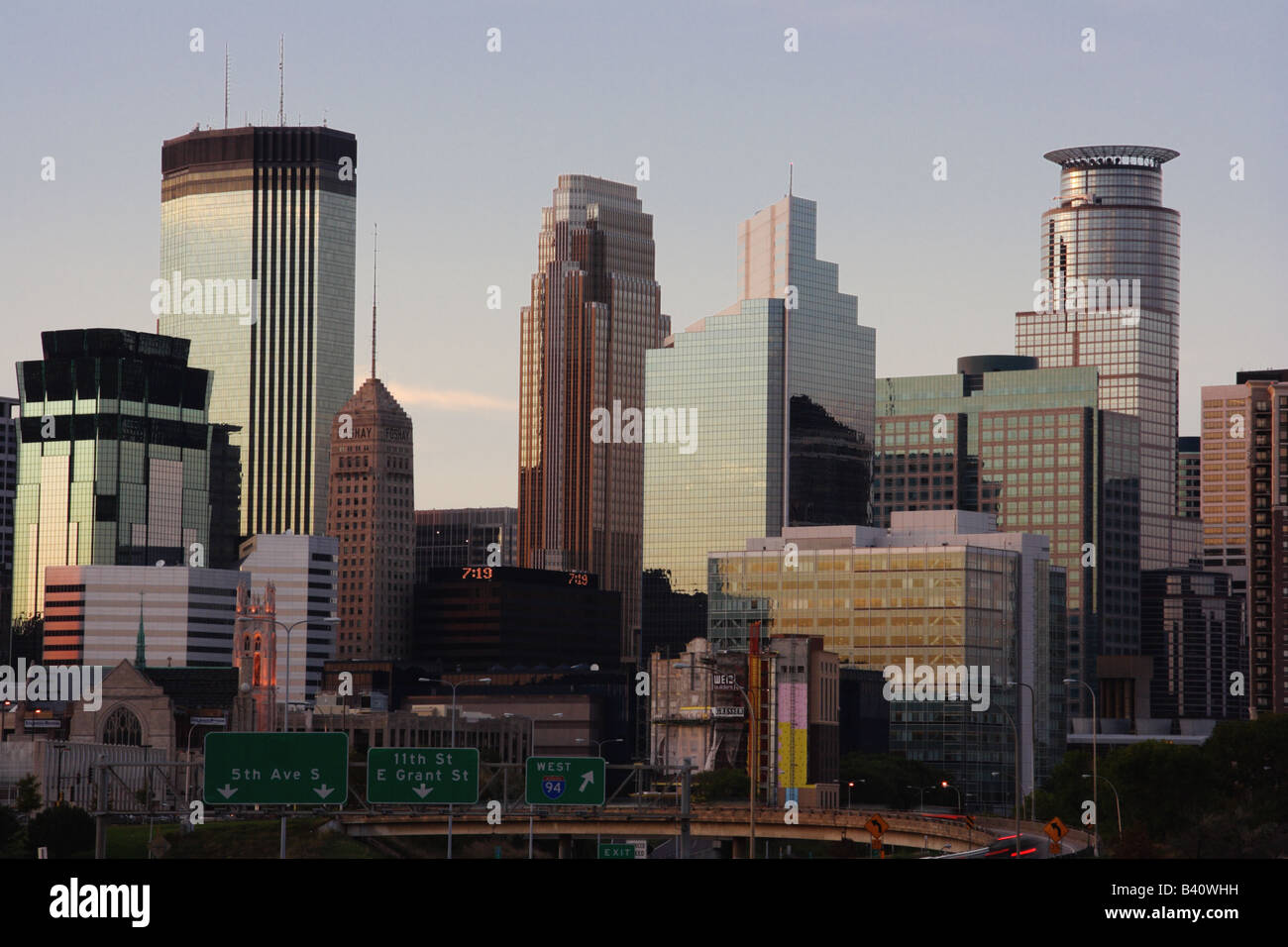 Minneapolis skyline at sunset. Banque D'Images