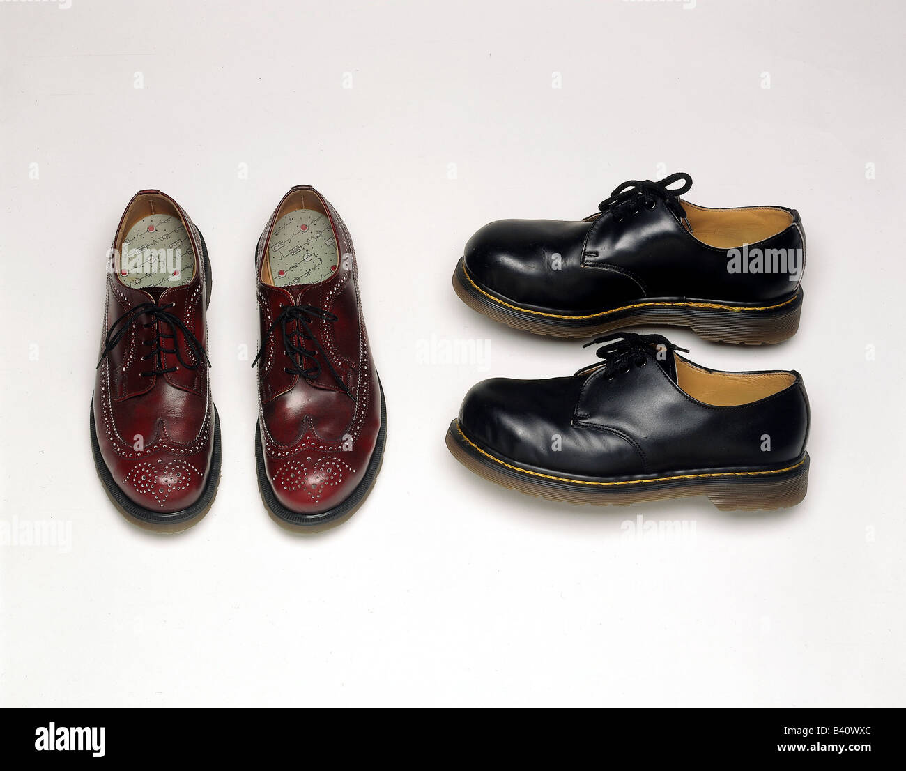 La mode, les chaussures, les deux paires de Doc Martens, chaussures de  sécurité avec coque en acier, chaussure Photo Stock - Alamy