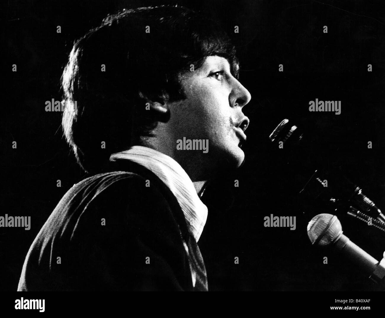 McCartney, Paul, * 18.6.1942, chanteur et musicien britannique, (The Beatles), portrait, chant, en concert, 1966, 1960, concert, concert, spectacle, sur scène, face latérale, micro, , Banque D'Images