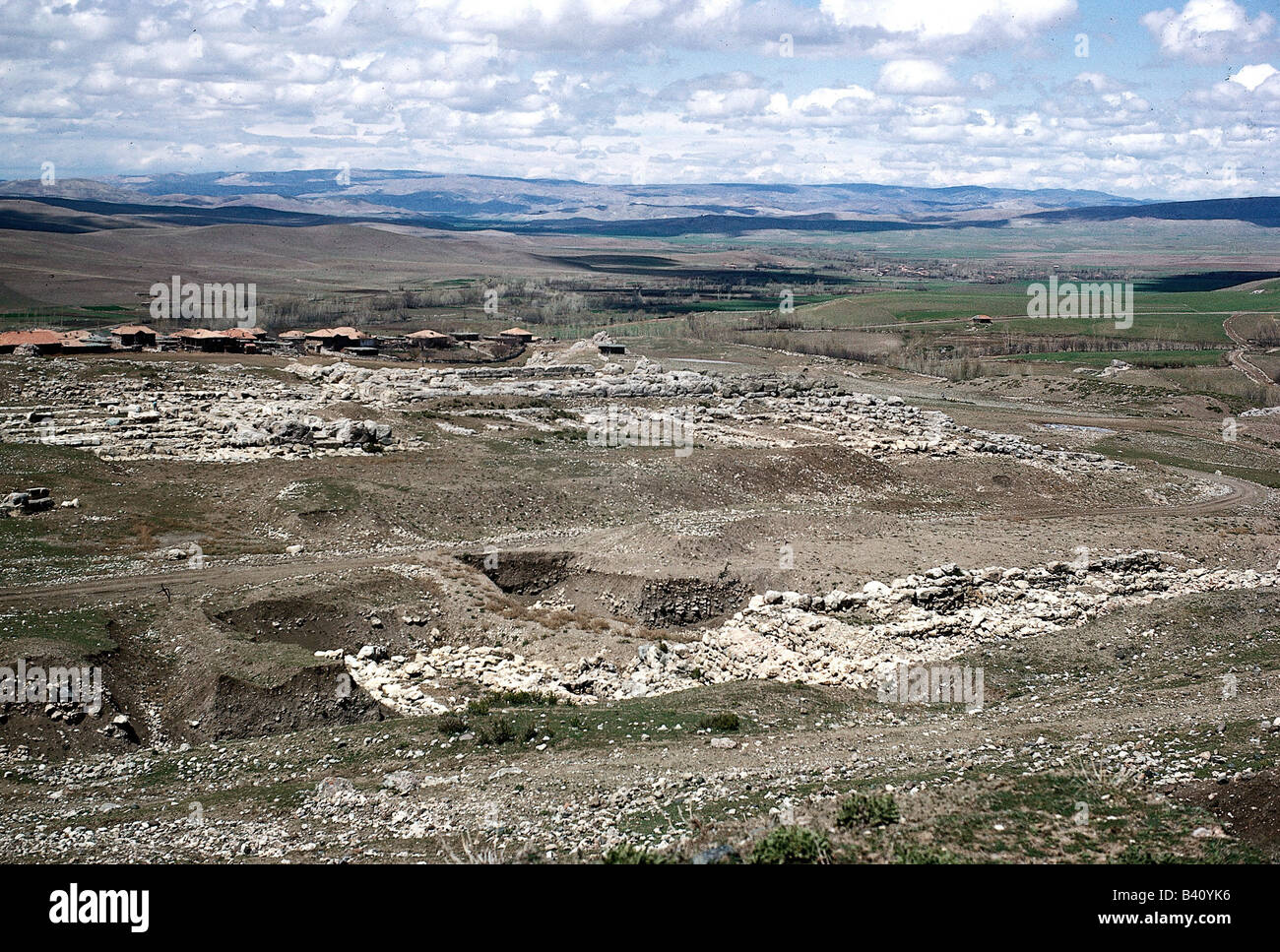 Géographie / voyages, Turquie, Bogazkoey (Hattusa, capitale des Hittites du XIIIe au XVIIIe siècle avant JC), fouilles dans la partie inférieure de la ville (temple 1) vue d'ensemble, UNESCO, site du patrimoine mondial, paysage, archéologie, antiquité, Bogazkoy, Hattusa, Chatussa, Hatuscha, Hatussa, XVIIIe, treizième , Banque D'Images Géographie / voyages, Turquie, Bogazkoey (Hattusa, capitale des Hittites du XIIIe au XVIIIe siècle avant JC), fouilles dans la partie inférieure de la ville (temple 1) vue d'ensemble, UNESCO, site du patrimoine mondial, paysage, archéologie, antiquité, Bogazkoy, Hattusa, Chatussa, Hatuscha, Hatussa, XVIIIe, treizième , Banque D'Images