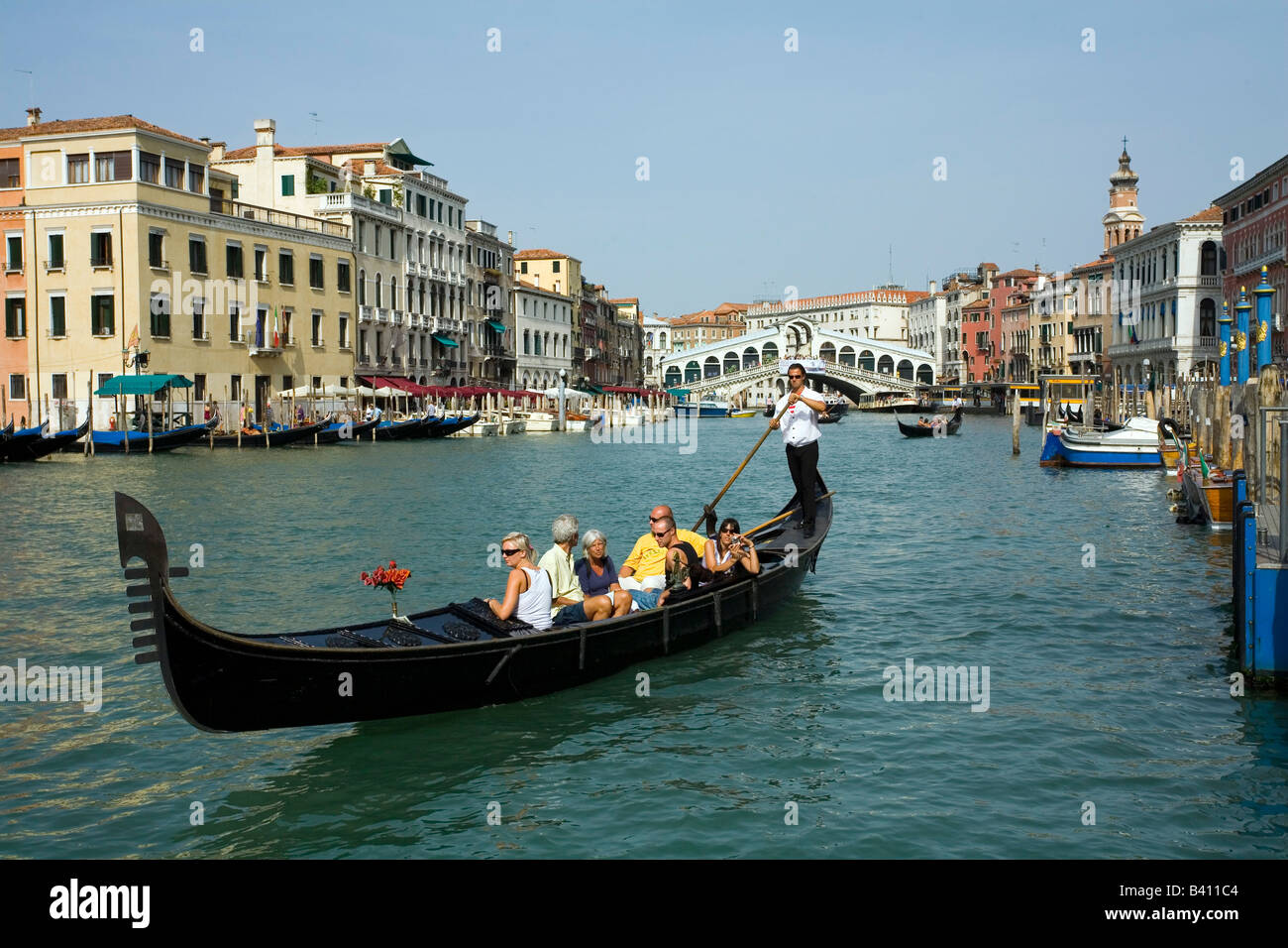 Prendre une gondole près du Pont du Rialto à Venise Italie Banque D'Images