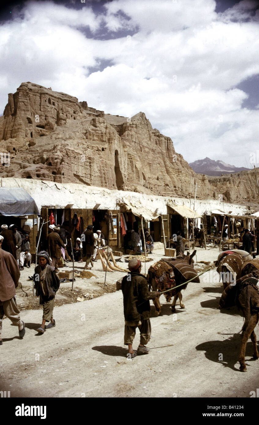 Géographie / voyage, Afghanistan, Bamiyan, bazar devant le cloître de roche, commerce, marché, détruit 2001 par la milice Taliban, site du patrimoine mondial, bamijan, bamyan, bamian, historique, historique, peuple, 6ème siècle, Banque D'Images