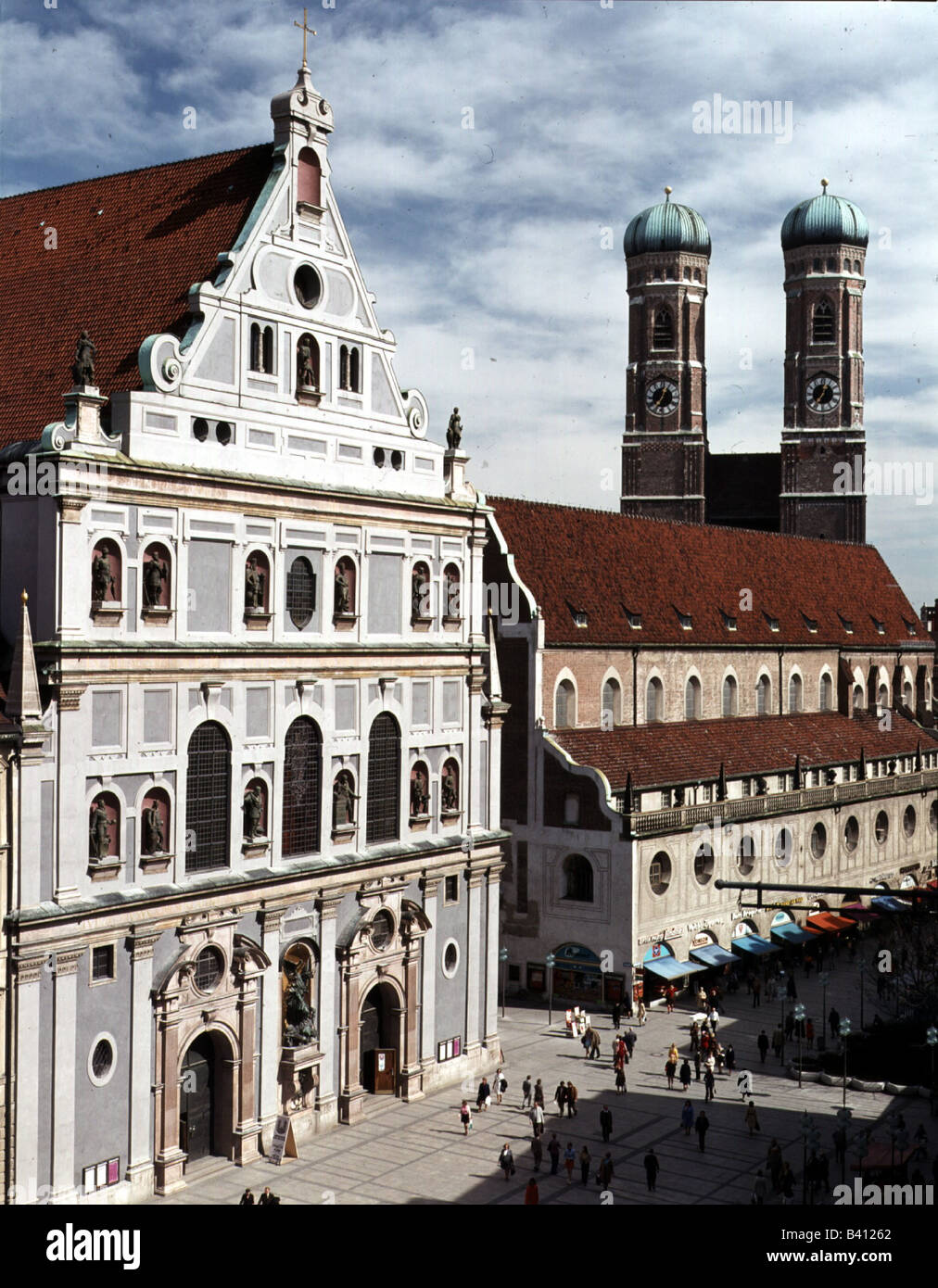 Géographie / voyage, Allemagne, Bavière, Munich, églises, Michaelskirche, Neuhauser Strasse, construit 1583 - 1597 AD par Friedrich von Sustris et Wendl Dietrich, vue extérieure, musée de chasse et temples de Frauenkirche, St. Michael, architecture, renaissance, transition vers baroque, propriétaire: Duc Wilhelm V. le pieux de Bavière, église des Jésuites jusqu'en 1773, Banque D'Images