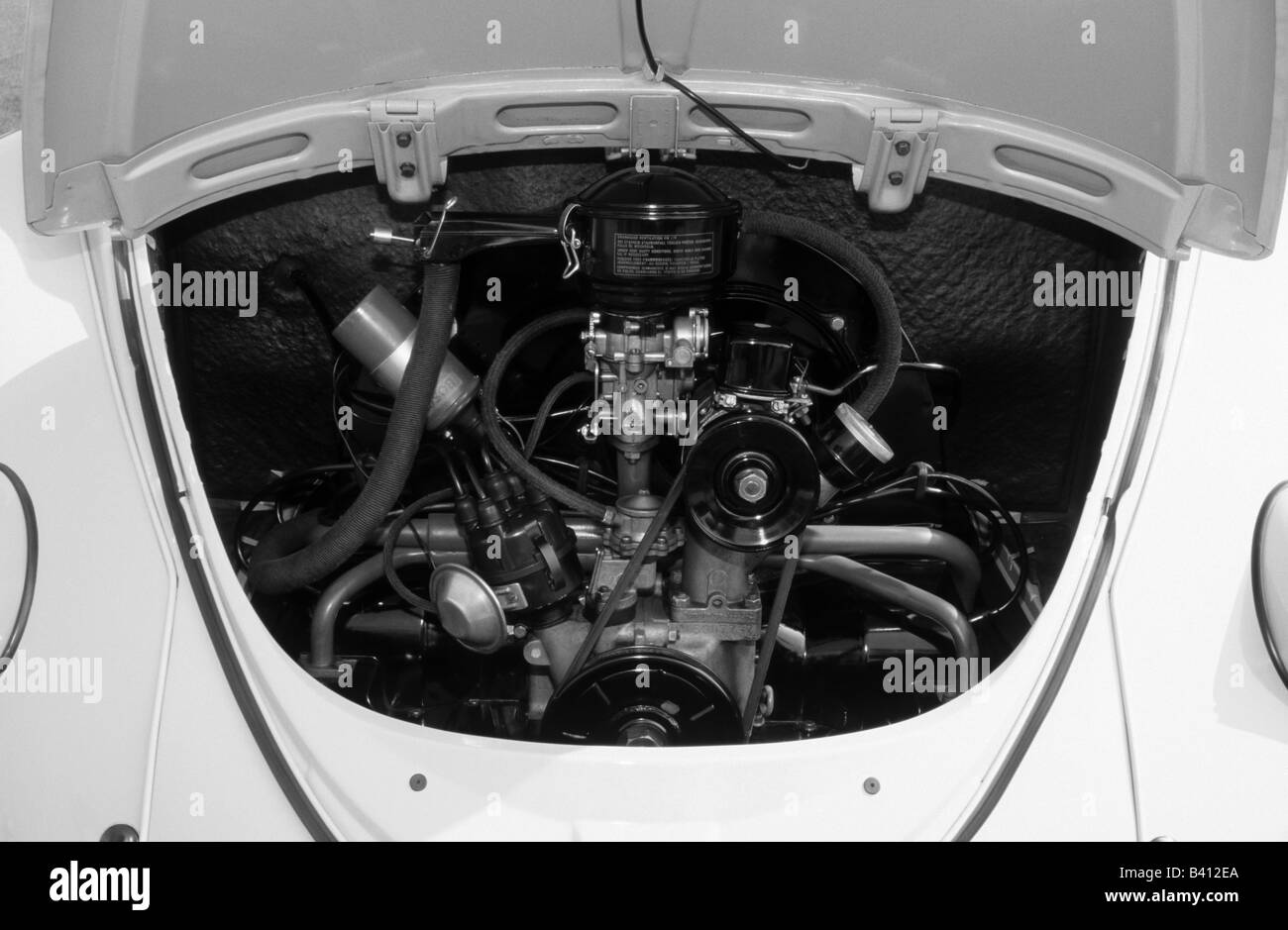 Moteur de voiture sous le capot Banque d'images noir et blanc - Alamy