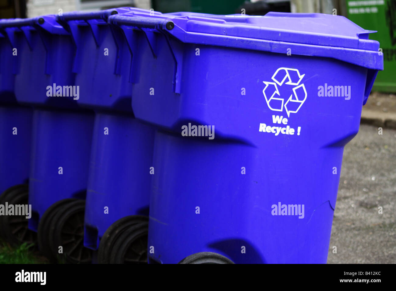 Bacs de recyclage bleus dans quartier résidentiel de Toronto Banque D'Images
