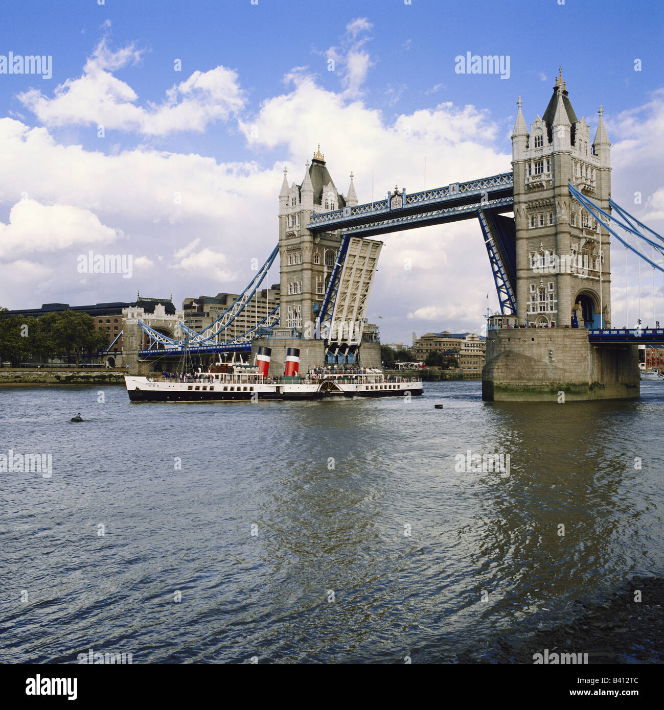 Tower Bridge ouvert pour permettre la dernière de Waverley en mer (à aubes de passer par Londres, Angleterre, Royaume-Uni, Grande Bretagne, FR Banque D'Images