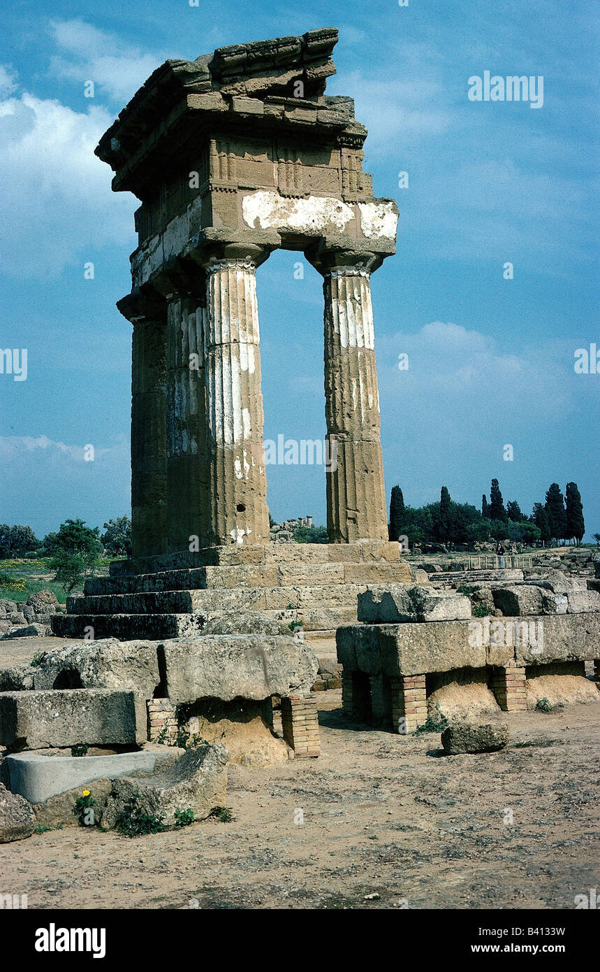 Géographie / voyage, Italie, Sicile, Agrigento, colonie grecque Akrakas, fondée autour de 580 avant J.-C., temple Castor et Pollux (temple 1), construite autour de 550 avant J.-C., Agrigent, Agrigentum, antiquité, Magna Graecia, 406 - 210 avant J.-C. en possession des Carthaginois, conquise par les romains pendant la 1ère guerre palique, province Sicilia, historique, Historique, ancien, UNESCO, site du patrimoine mondial, colonnes doriques, dioscuri, premier, monde antique, Banque D'Images