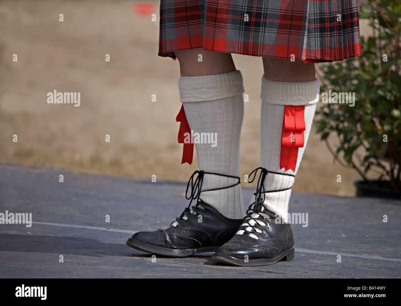 Homme portant un kilt écossais plissé flexible Banque D'Images