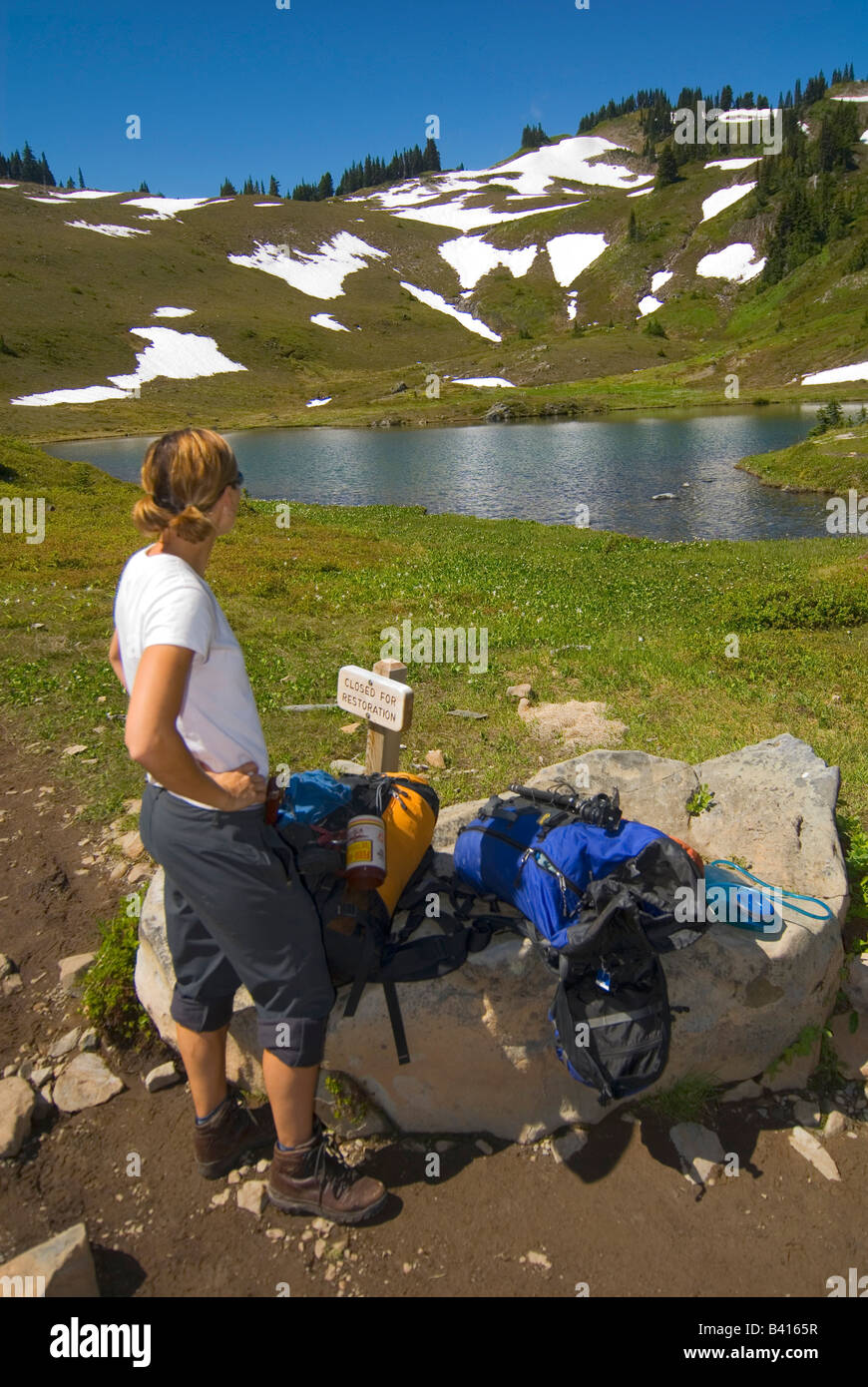 USA, Washington, Olympic National Park. Un female hiker repose au coeur Lake près de la grande division. (MR) Banque D'Images