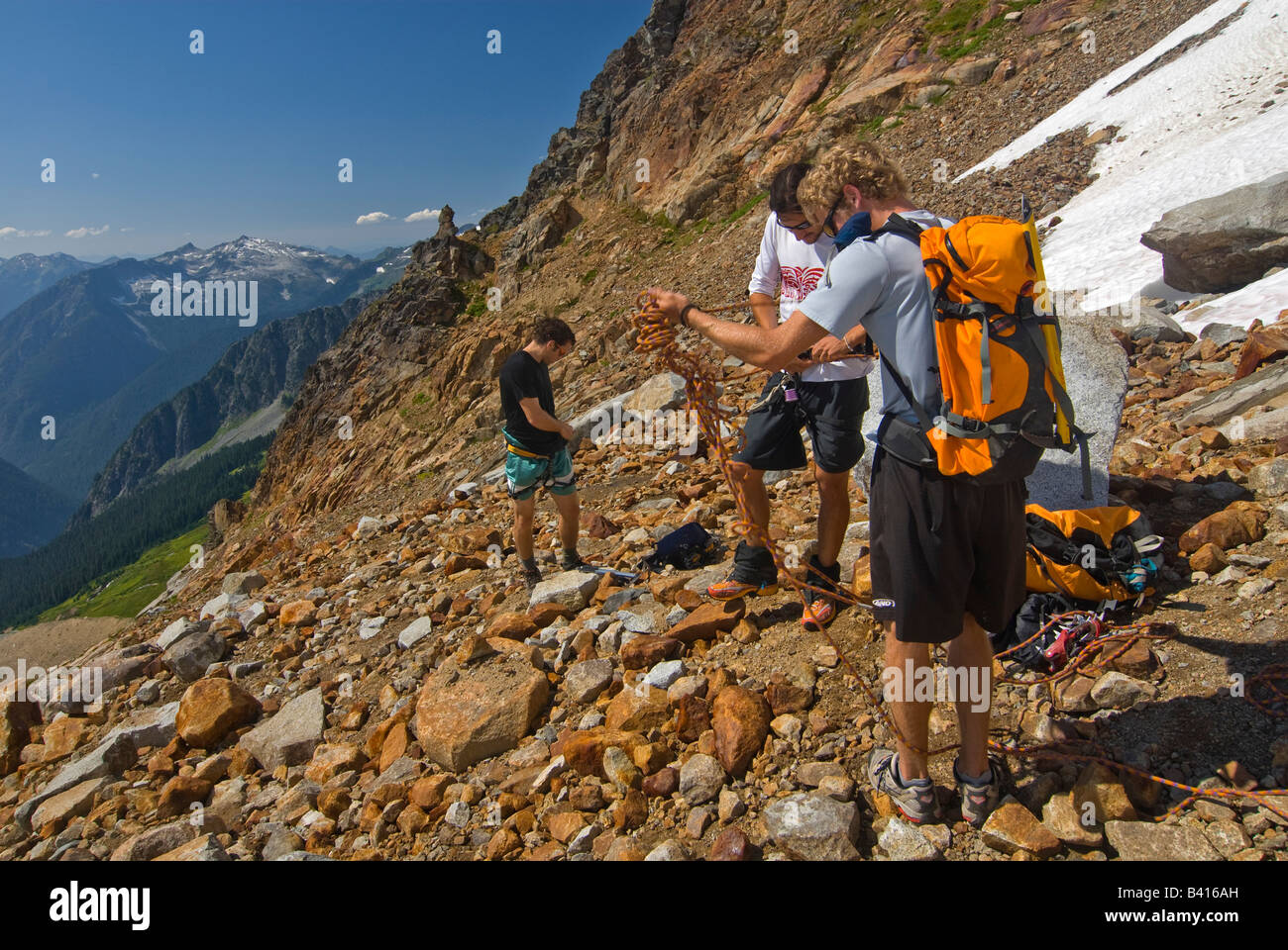 USA, Washington, North Cascades. Une équipe d'alpinistes se prépare à une sortie d'été sur un glacier. (MR) Banque D'Images