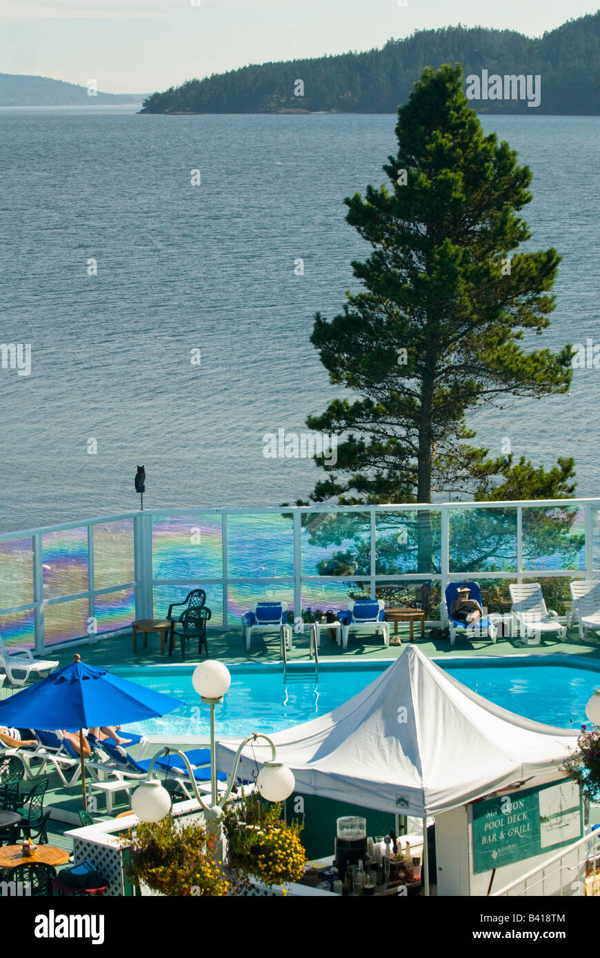 États-unis, Wa, îles San Juan. Rosario Resort, à l'Est Sound Orcas Island. Coin repas extérieur et piscine. Banque D'Images