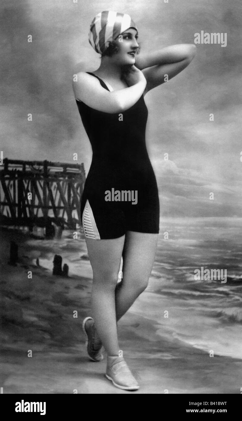 bain, maillot de bain, jeune femme, maillot de bain, sur la plage, 1920  Photo Stock - Alamy