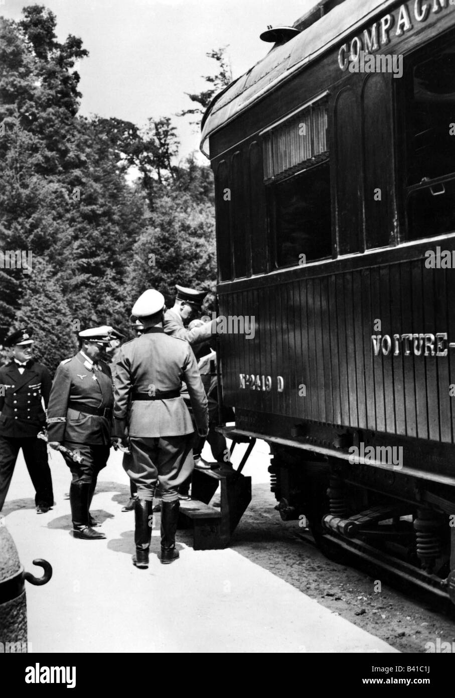 Événements, seconde Guerre mondiale / seconde Guerre mondiale, France, Armistice à Compiegne, 22.6.1940, Adolf Hitler embarquement berline 2419, derrière lui maréchal Hermann Goering, défaite, Allemagne, troisième Reich, historique, XXe siècle, fin de la 3ème République française, chemin de fer, Goring, Göring, peuple, années 1940, Banque D'Images