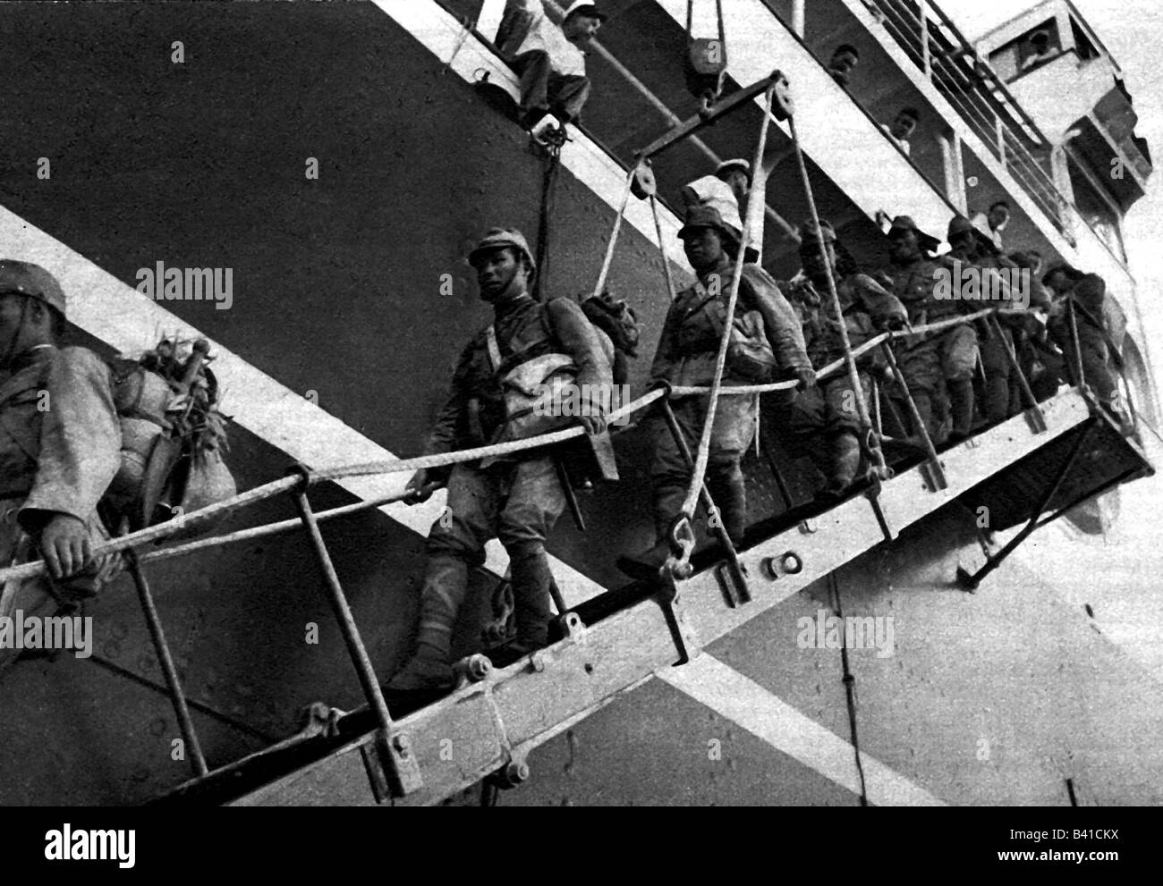 Deuxième guerre sino-japonaise, 1937 - 1945, des soldats japonais débarquant à Wusung, 1941, Asie, Chine, historique, XXe siècle, années 1940, militaire, infanterie, gangway, escaliers, japonais, peuple, Banque D'Images