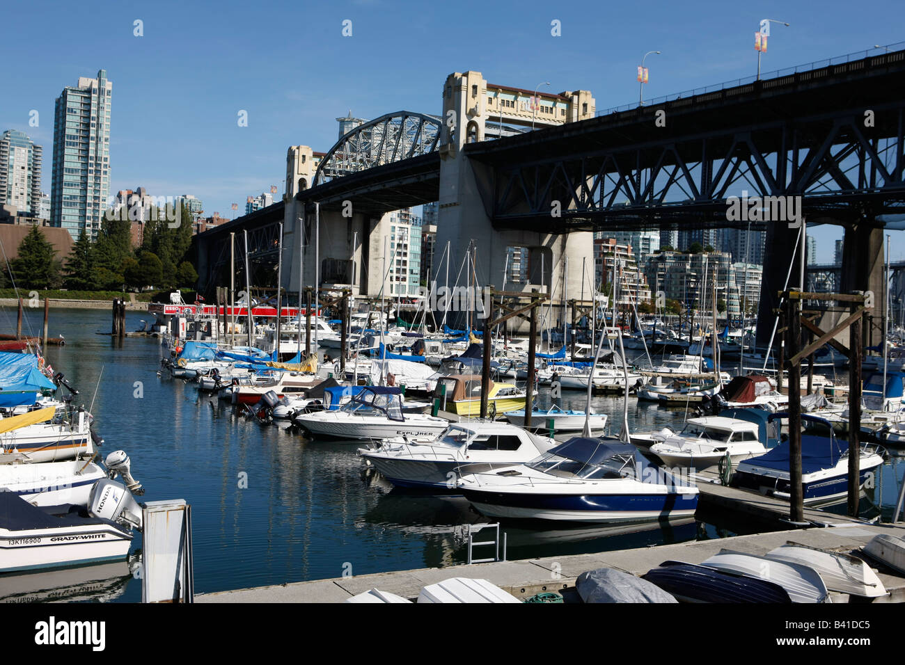 Bateaux dans une marina Banque D'Images