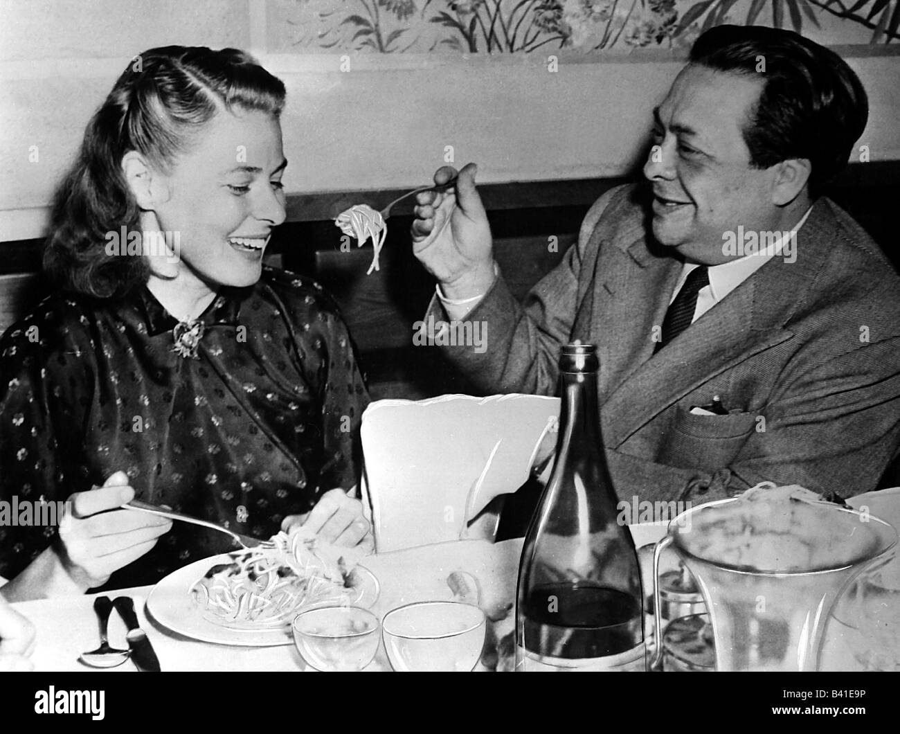 Bergman, Ingrid, 29.8.1915 - 29.8.1982, actrice suédoise, demi-longueur, avec Aldo Fabrizi, dans un restaurant, années 1950, Banque D'Images