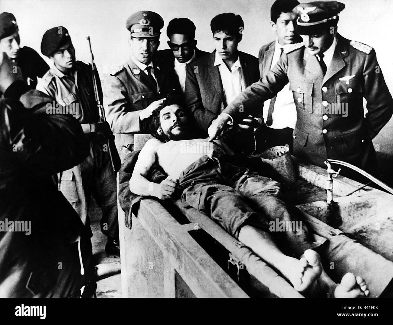 Guevara Serna, Ernesto 'Che', 14.5.1928 - 9.10.1967, révolutionnaire argentin, son corps mort, hôpital, Bolivie, 12.10.1967, Banque D'Images