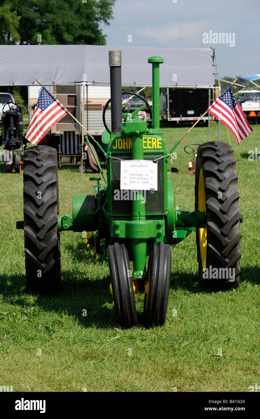 Le vieux John Deer tracteurs de ferme sur l'affichage à l'ferme historique du Michigan de démonstration Banque D'Images