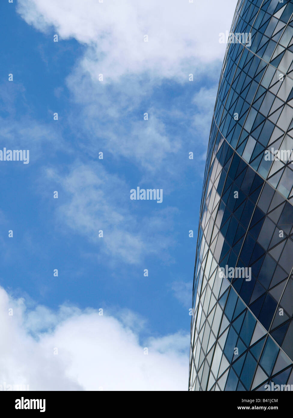 Gherkin détail avec ciel bleu et nuages London city United Kingdom Banque D'Images