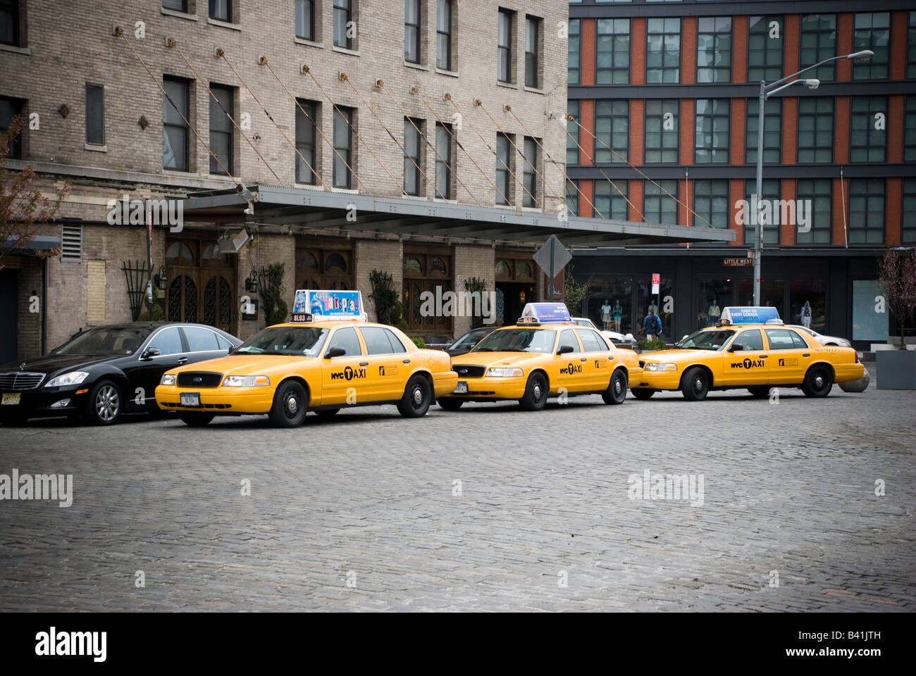 Les taxis jaunes dans une ligne à New York Banque D'Images